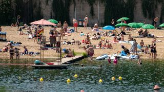 Archivbild: Menschen sonnen sich im Strandbad Plötzensee (Quelle: dpa/Fabian Sommer)