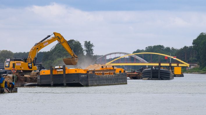 Ein Bagger arbeitet am 19.07.2021 vom Ufer der Havel-Oder-Wasserstraße (HOW). (Quelle: dpa/Soeren Stache)