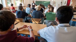Die Schüler sitzen am ersten Schultag nach den Sommerferien in Bayern im Unterricht. (Quelle: dpa/Peter Kneffel)