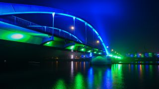 Archivbild: Der deutsch-polnische Grenzübergang Stadtbrücke zwischen Frankfurt (Oder) und Slubice (Polen) wird am 02.11.2021 erstmals in den Farben der Doppelstadt blau-grün illuminiert. (Quelle: dpa/Patrick Pleul)