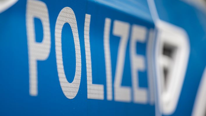 Schriftzug Polizei in Nahaufname an einem Polizeiwagen am 03.05.2022. (Quelle: dpa/Andreas Gora)