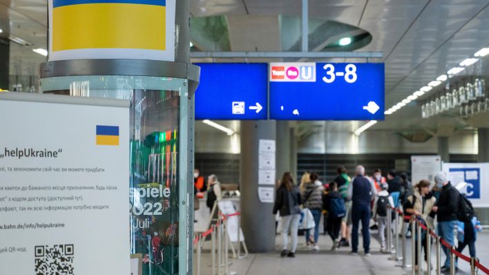 Am Hauptbahnhof ist für Flüchtlinge aus der Ukraine eine Hilfseinrichtung aufgebaut. (Quelle: dpa/Christophe Gateau)