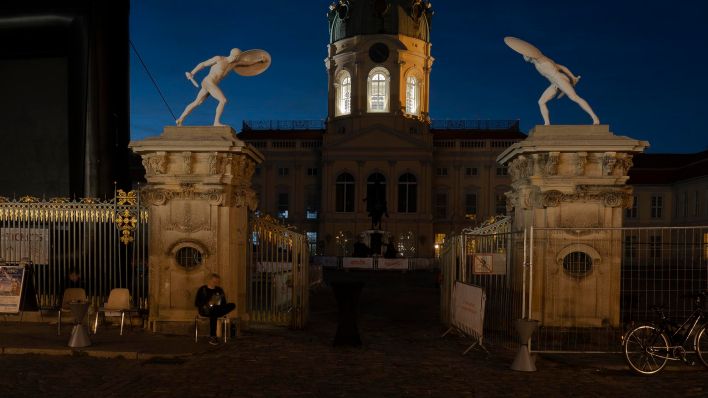 Das Schloß Charlottenburg liegt am Abend im Dunkeln. (Quelle: dpa/Paul Zinken)