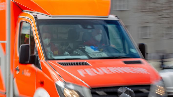 Symbolbild: Ein Rettungswagen der Feuerwehr fährt am 25.02.2022 auf einer Straße in Berlin. (Quelle: dpa/Fernando Gutierrez-Juarez)