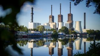 Das Heizkraftwerk auf Erdgasbasis Lichterfelde spiegelt sich am frühen Morgen im Teltowkanal. (Quelle: dpa/Kay Nietfeld)