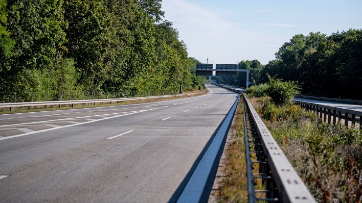 Die Autobahn AVUS in der Nähe der Brandstelle ist am 08.08.2022 weiterhin gesperrt. (Quelle: dpa/Fabian Sommer)