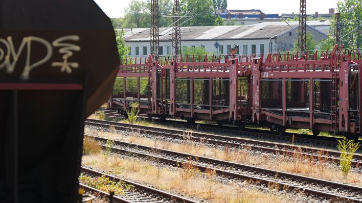 Leere Waggons zum Stück "Amerikalinie“ hinter der Rampe des Güterbahnhofs am 09.08.22 (Quelle: dpa/Soeren Stache)