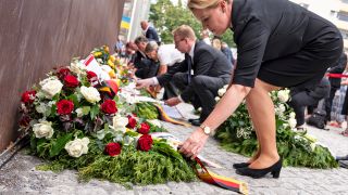 Franziska Giffey (SPD), Regierende Bürgermeisterin von Berlin, legt am 13.08.2022 bei der Gedenkveranstaltung für die Opfer von Mauer und Teilung einen Gedenkkranz vor das Mahnmal. (Quelle: dpa/Fabian Sommer)