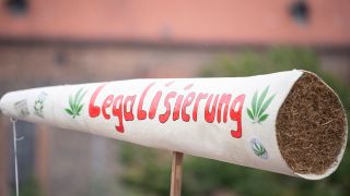 Auf einer Joint-Attrappe steht am 13.08.2022 auf der Hanf-Parade in Berlin-Mitte die Aufschrift "Legalisierung". (Quelle: dpa/Fabian Sommer)