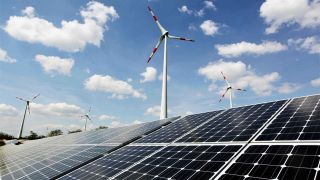 Windkrafträder stehen bei Nauen (Brandenburg) hinter einem Solarpark. (Foto: Nestor Bachmann/dpa)