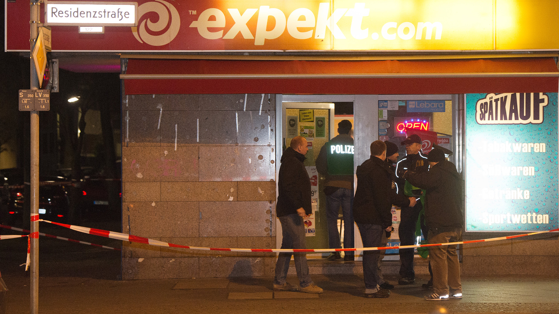 ARCHIV - Polizeibeamte untersuchen am 11.01.2014 in Berlin den Tatort nach einer Schießerei. (Quelle: dpa/Maurizio Gambarini)