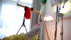 Symbolblid: Eine Pflegerin bereitet am 07.12.2015 in Berlin in der Palliativstation der Charité ein Tropf vor. (Quelle: dpa/Britta Pedersen)