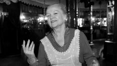 Die Schauspielerin Eva-Maria Hagen posiert am 04.01.2006 in der Bar jeder Vernunft in Berlin während einer Fotoprobe zur Neuinszenierung des Stückes "Cabaret" in Richtung für die Fotografen. (Foto: Soeren Steche/dpa)