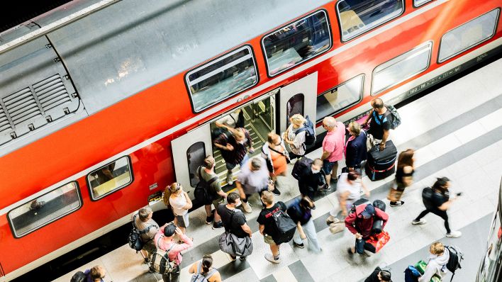 Fahrgäste steigen am Berliner Hauptbahnhof aus einem Regionalexpress aus (Bild: dpa/Christoph Soeder)