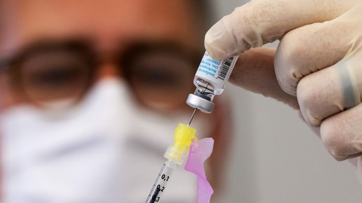 Ein Mitarbeiter einer Klinik bereitet eine Spritze mit dem Impfstoff von Bavarian Nordic (Imvanex / Jynneos) gegen Affenpocken vor.(Quelle:dpa/S.Hoppe)