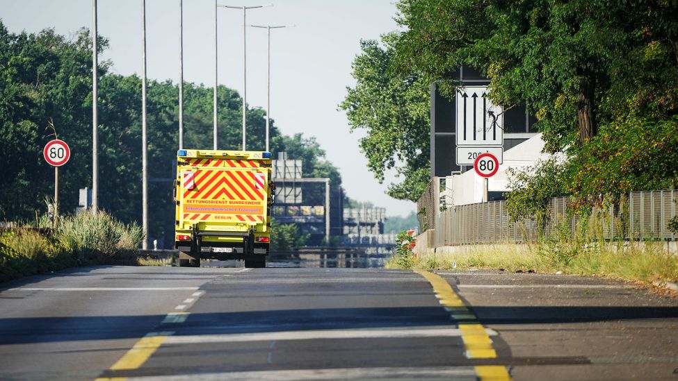 Ein intensivmedizinischer Rettungswagen der Bundeswehr fährt am Morgen über die gesperrte Avus. (Quelle: dpa/K.Nietfeld)