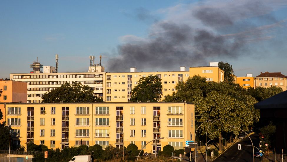 Rauch zieht über Häuser in Berlin. (Quelle:dpa/M.Kuenne)