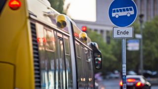 Symbolbild:Ein Verkehrsschild, dass ueber das Ende der Busspur informiert.(Quelle:dpa/F.Gaertner)