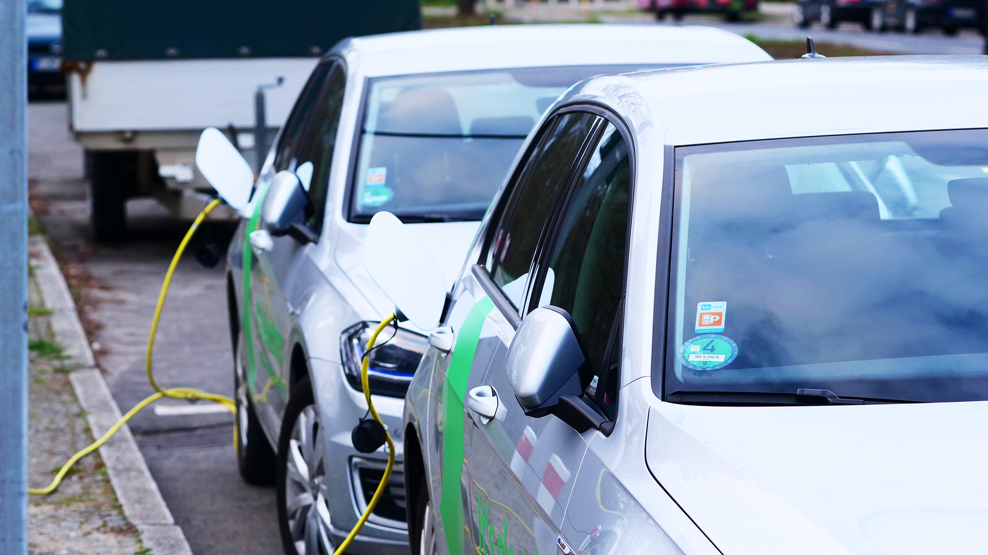 Elektroautos von "We share" stehen an einer Ladesaeule fuer E-Autos und werden aufgeladen.(Quelle:dpa/W.Steinberg)
