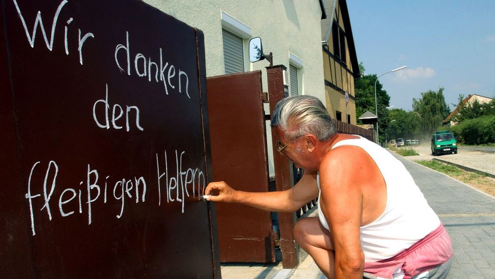 Werner Süpnitz aus Mühlberg (Brandenburg) schreibt Dankesworte an das Tor.(Quelle:dpa/Lausitzer Rundschau)