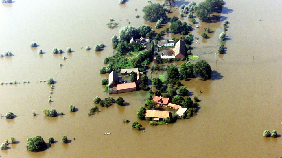Völlig vom Hochwasser der Elbe ist am Mittwoch (21.08.2002) dieses Gehöft unweit von Wittenberge (Brandenburg) umgeben.(Quelle:dpa/U.Zander)