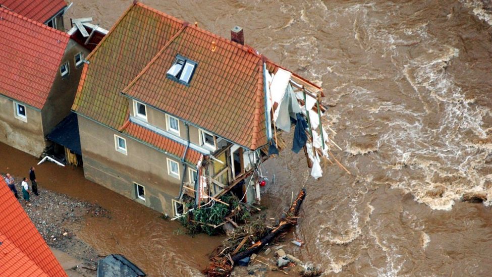 Luftbild von einem vom Hochwasser halb zerstörten Haus.(Quelle:dpa/R.Hirschberger)