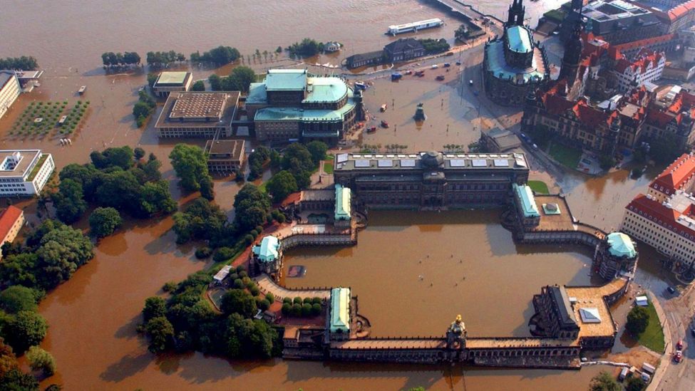 Der Theaterplatz vor der Dresdner Semperoper (Bildmitte) und der Innenhof des Zwingers (u.) ist am 17.8.2002 vollständig überflutet.(Quelle:dpa/R.Hirschberger)