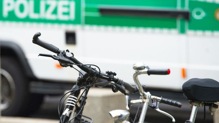 Ein Fahrrad vor einem Polizeiwagen.(Quelle:dpa/A.Gora)