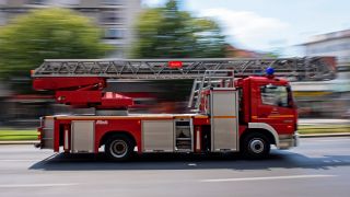 Ein Feuerwehrauto fährt mit Blaulicht zu einem Einsatz .(Quelle:dpa/M.Skolimowska)