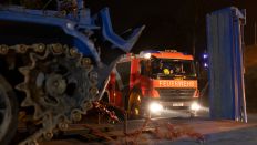 Löschpanzer erreichen in der Nacht die Sammelstelle für EInsatzfahrzeuge an der Autobahnbrücke Hüttenweg, von wo sie zum Einsatz an die Brandstelle im Grunewald fahren (Quelle: DPA/Christian Ender)