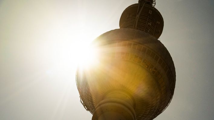 Die Sonne scheint hinter dem Berliner Fernsehturm (Bild: dpa/Christophe Gateau)