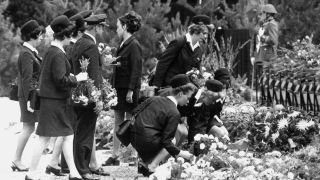 Eine Gruppe von Stewardessen und Piloten nimmt am 21. August auf dem Waldfriedhof Wildau-Hoherlehme vor den Särgen der Opfer Abschied.(dpa/C.Hoffmann)