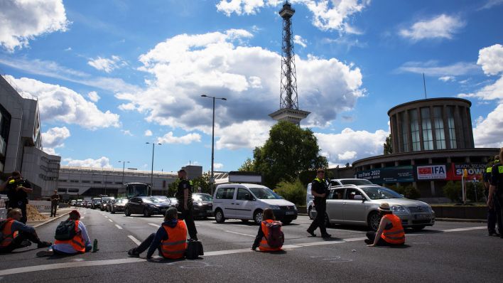 Aktivist:innen blockieren eine Straße in Berlin. (Quelle:dpa/M.Kuenne)