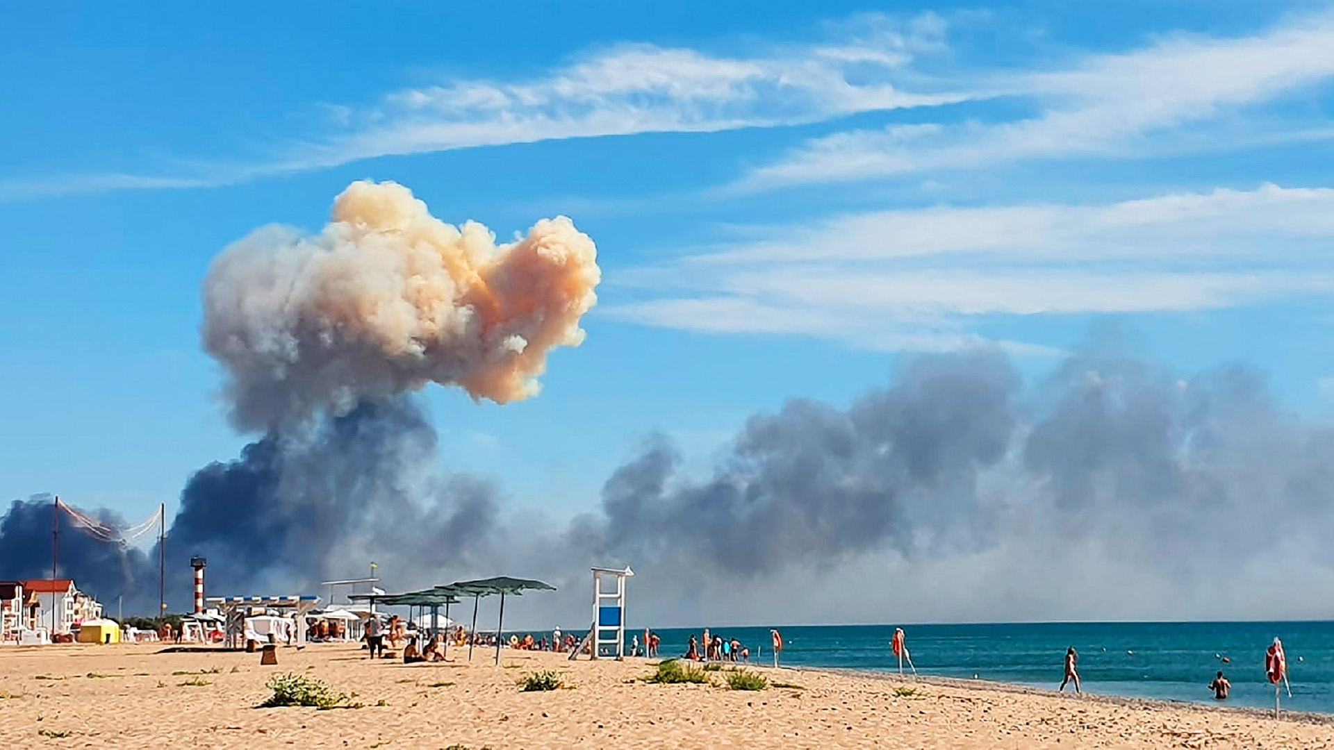 Am Strand von Saky steigt Rauch nach einer Explosion auf.(Quelle:dpa/Anonymous/AP)