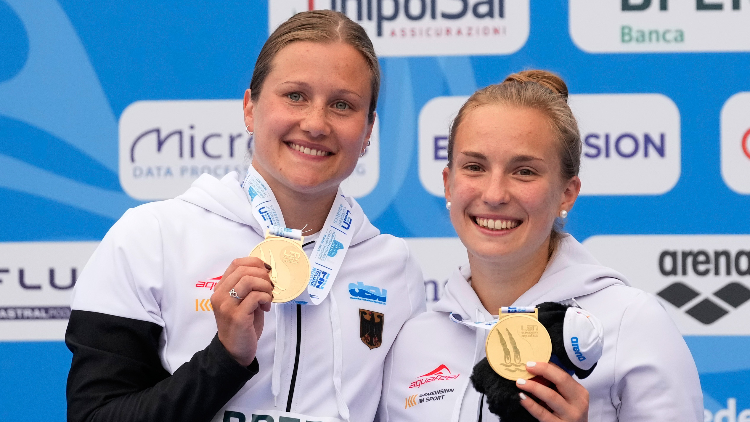 Lena Hentschel (r) und Tina Punzel aus Deutschland zeigen am 18.08.2022 nach ihrem Sieg ihre Goldmedaillen in Rom am