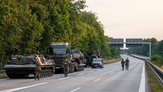 Spezialfahrzeuge der Bundeswehr stehen in der Nähe der Brandstelle (Bild: dpa/Christophe Gateau)