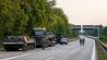 Spezialfahrzeuge der Bundeswehr stehen in der Nähe der Brandstelle (Bild: dpa/Christophe Gateau)