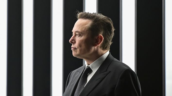 Elon Musk während der Eröffnung der Tesla-Fabrik in Grünheide (Bild: dpa/Patrick Pleul)