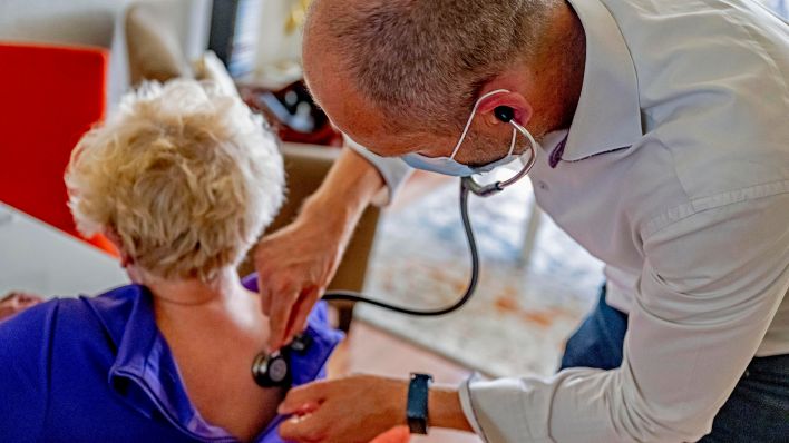 Ein Arzt untersucht eine Patientin in seiner Praxis.(Quelle:dpa/R.Utrecht)