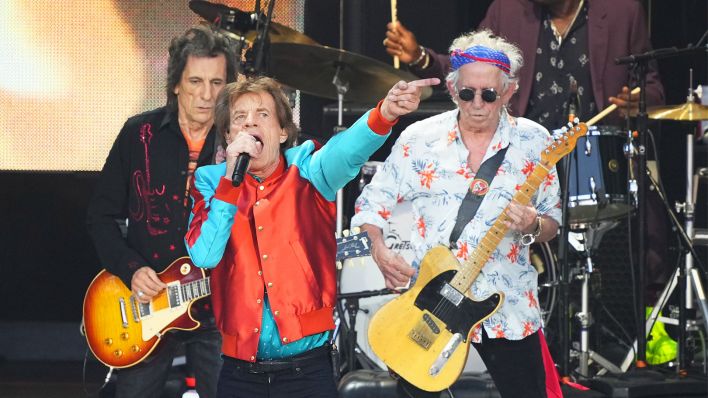 Ron Wood (l-r), Mick Jagger und Keith Richards von der Band Rolling Stones performen auf der Berliner Waldbühne. (Quelle: dpa/S.Stache)
