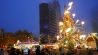 Die Schrott-Tanne "Traffic Tree" von dem Künstler Thomas Plattner steht am Mittwoch (23.11.2011) auf dem Weihnachtsmarkt an der Gedächtniskirche in Berlin.(Quelle:dpa/T.Vogler)
