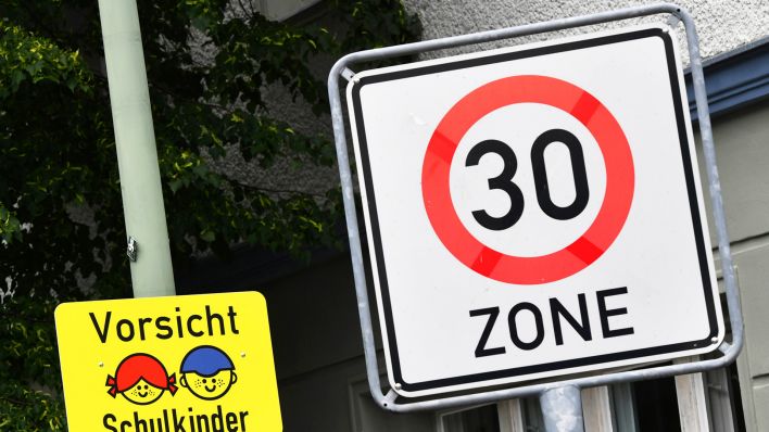 Zwei Schilder mit der Aufschrift: "Vorsicht Schulkinder" und "30 Zone". (Quelle: dpa/J.Kalaene)