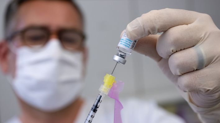 Eine Spritze wird mit dem Impfstoff gegen Affenpocken aufgezogen (Bild: dpa/Sven Hoppe)