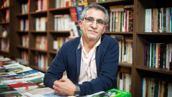 Der iranische Exilautor Abbas Maroufi steht in seiner persischen Buchhandlung in Berlin-Charlottenburg. Seit über 20 Jahren lebt Maroufi schon in Deutschland. (Foto: Arne Immanuel Bänsch/dpa)
