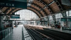 Archivbild: Der fast leere Bahnhof Alexanderplatz, Berlin Mitte. (Quelle: dpa/R. Kasperski)