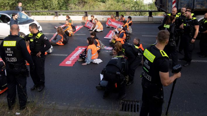 Demonstranten der Gruppe "Letzte Generation" haben eine Ausfahrt der Stadtautobahn im Stadtteil Schöneberg blockiert. (Quelle: Paul Zinken/dpa)
