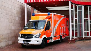 Ein Krankenwagen der Berliner Feuerwehr steht an der Rettungsstelle eines Klinikums in Berlin. (Quelle: dpa/Wolfram Steinberg)