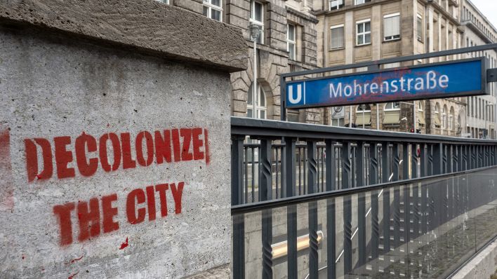 Blick auf die U-Bahn-Station «Mohrenstraße» an der ein Graffiti "decolonize the city" aufgesprüht wurde. (Quelle: dpa/Paul Zinken)