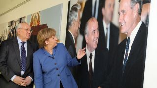 Michail Gorbatschow, Angela Merkel bei der Ausstellung - Aus dem Familienalbum - im Berliner Museum - The Kennedys - am Brandenburger Tor in Berlin. (Quelle: dpa)