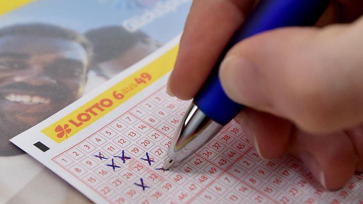 Ein Lottoschein wird im Musterladen der Land Brandenburg Lotto GmbH ausgefüllt. (Quelle: dpa/Bernd Settnik)